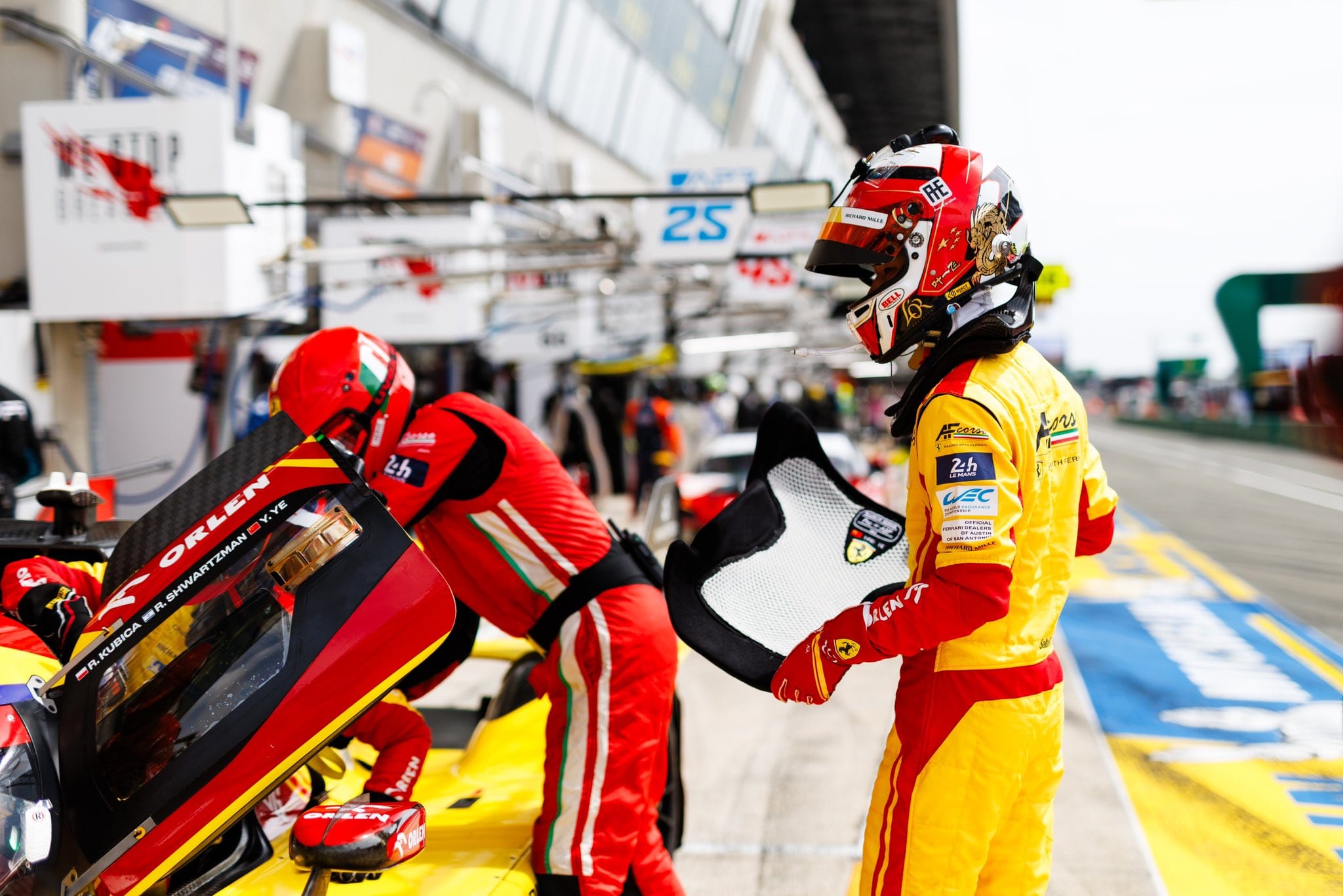 法拉利轻取索伯车队,拉塞尔点燃赛场 法拉利轻取索伯车队,拉塞尔点燃赛场