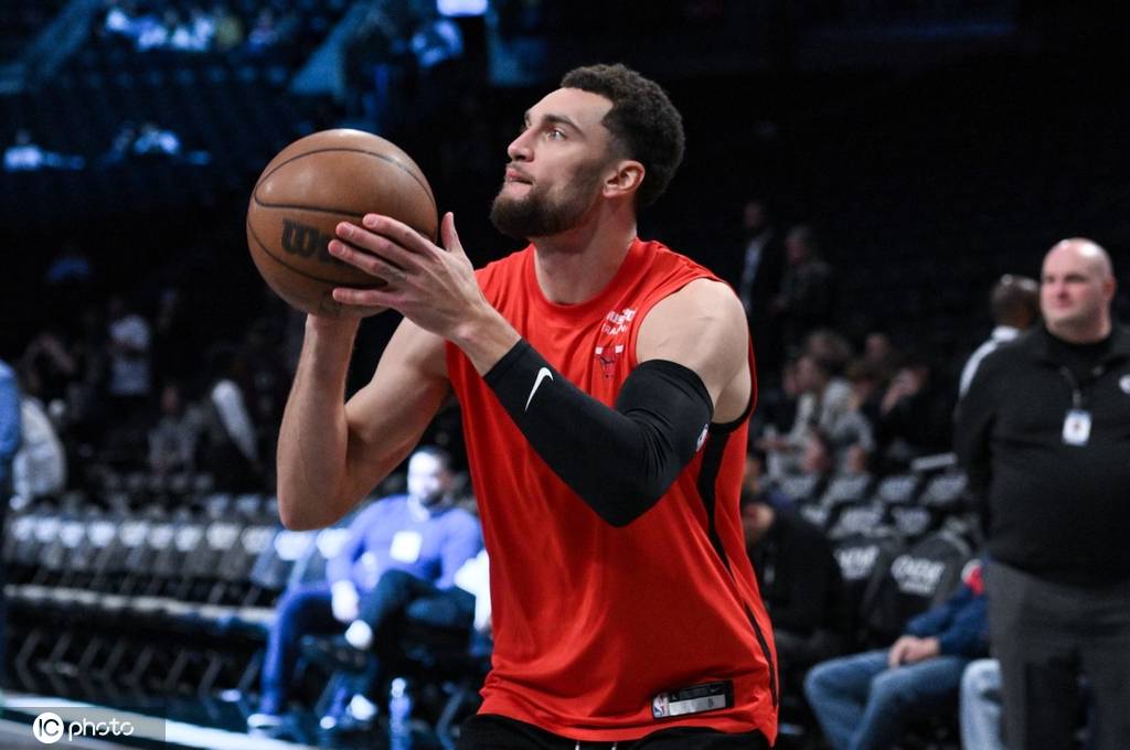 青岛队力克篮网，德罗赞统治全场